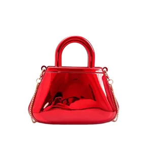 Elegante borsa da sera in acrilico rosso metallizzato con tracolla a catena dorata lucida