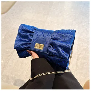 Détail des strass bleus et de la texture velours sur cette pochette de soirée élégante