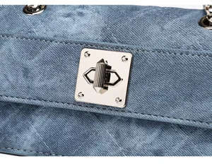 Dettaglio borsa vintage in denim con chiusura a scatto in argento e trapuntatura