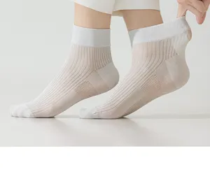 Herren atmungsaktive Mesh Seide Kurzsocken Detailansicht mit elastischem Rippbündchen Stoff.