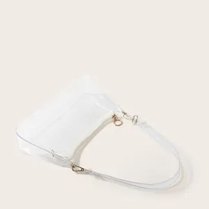 Detailweergave van transparante PVC jelly schoudertas met witte rits en gouden hardware