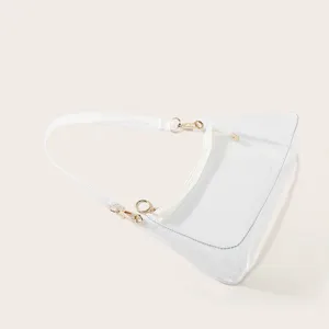 Detailweergave van transparante PVC jelly okseltas met witte riem en gouden hardware