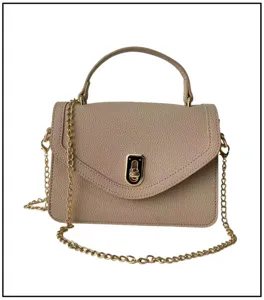 Detalle de un bolso bandolera de cuero PU beige con elegante cadena dorada