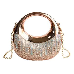 Elegante bolso de noche en forma de luna oro rosa con pedrería de colores y asa de cadena
