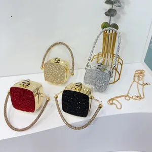 Dettagliata vista di mini borse da sera con strass alla moda in quattro colori