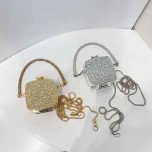 Mini borse da sera con strass in oro e argento dotate di tracolla a catena