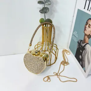 Dettaglio elegante borsa da sera a cuore con strass dorati e catena rimovibile