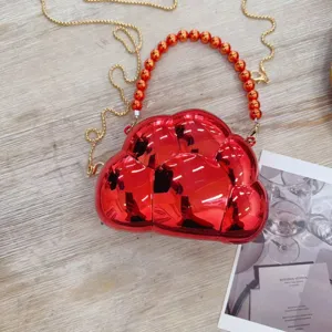 Vue détaillée de la pochette de soirée rouge en forme de nuage avec anse