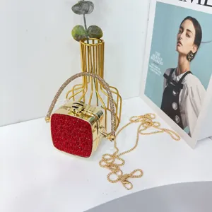 Dettaglio di una borsa da sera rossa con strass di lusso e catena dorata