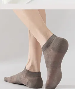 Herren Sommer dünne atmungsaktive Mesh Socken Detailansicht mit komfortablem flachem Design.