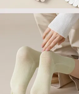 Detailansicht der hellgrünen Zehensocken für Damen aus weicher Baumwolle mit getrennten Zehen.