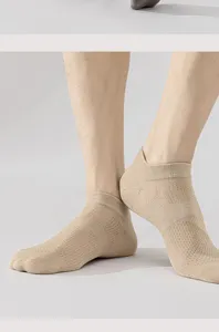 Detailansicht atmungsaktiver Herren-Netz-Socken in Khaki, kühl und leicht für den Sommer.
