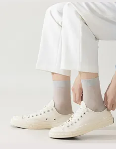Vue détaillée de chaussettes en maille respirante pour hommes, gris neutre, confort léger été.