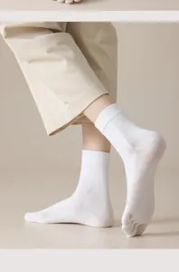 Detailansicht atmungsaktiver weißer Damen-Fünffinger-Baumwollsocken für den Frühlingskomfort.