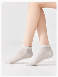 Nahaufnahme der dünnen Damen Eisseide Kurzsocken im Sommer, atmungsaktiv und bequem.