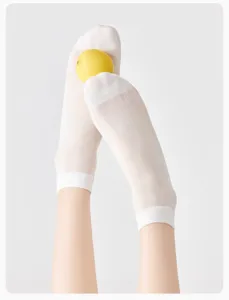 Detailansicht der dünnen weißen Seidensocken für Damen im Sommer, atmungsaktiv und kühlend.