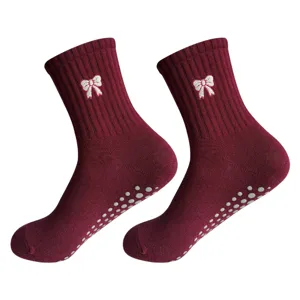 Calcetines de yoga antideslizantes para mujer, calcetines de pilates con bordado de lazo.