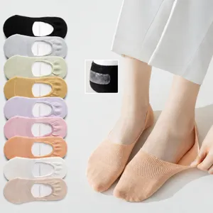 Ademende katoenen onzichtbare dames sokken met anti-slip siliconen hielgrip detail weergave.