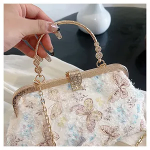 Elegante Abendtasche im Muschel-Design mit Schmetterlingsstickerei und Goldverschluss