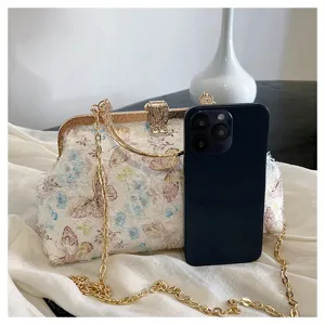 Detaillierter Größenvergleich der eleganten Abendtasche mit Schmetterlingsstickerei