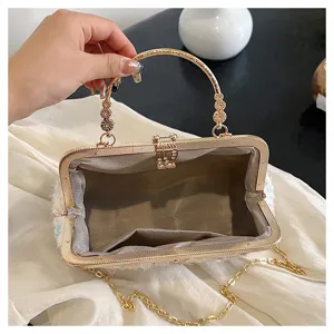 Detaillierte Innenansicht einer eleganten Abend-Clutch mit Schmetterlingsstickerei und Goldverschluss