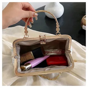 Innenansicht der eleganten Muschel-Abendtasche mit viel Platz für Kosmetikartikel