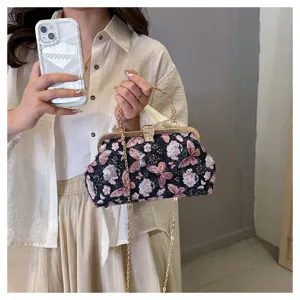 Elegante Abendtasche mit Schmetterlingsstickerei und funkelndem Strassverschluss.