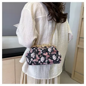 Elegante Shell-Clutch mit Schmetterlingsstickerei, Strassverschluss und Goldkette