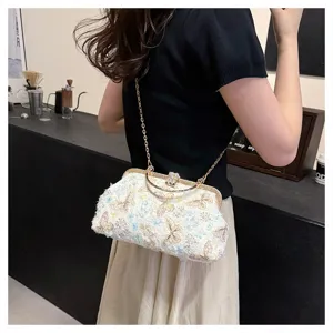 Detailansicht der eleganten Schalen-Clutch mit Schmetterlingsstickerei und Strassverschluss