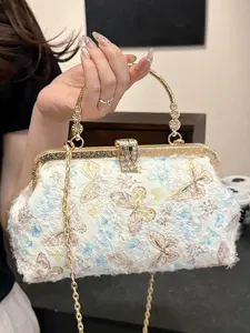 Elegante Abendtasche mit Schmetterlingsstickerei, Strassverschluss und goldener Kette.
