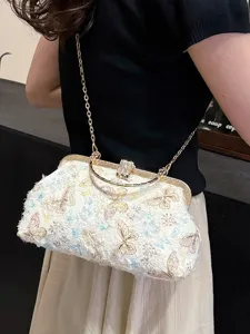 Elegante muschelförmige Abendtasche mit Schmetterlingsstickerei und Strassverschluss.