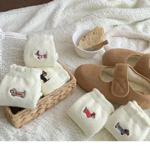 Calcetines de invierno suaves y mullidos para mujer con bordado de perro y zapatillas.
