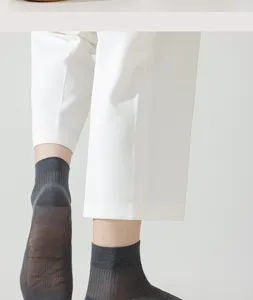 Nahaufnahme von dünnen, atmungsaktiven Herren-Mesh-Sommersocken für optimalen Tragekomfort.
