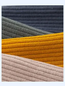 Gros plan détaillé du tissu de chaussettes en coton côtelé avec motif tricoté coloré et texturé.