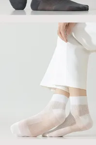 Herren Sommer atmungsaktive Maulbeerseide Mesh Kurzsocken Detailaufnahme gerippt.