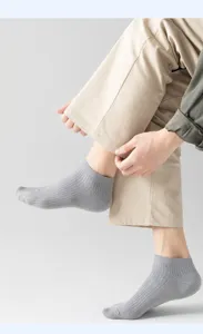 Vue détaillée de chaussettes de cheville grises pour hommes, tricot côtelé et respirant.