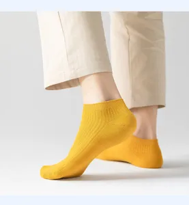 Vue détaillée de chaussettes courtes jaunes pour hommes en coton respirant pour l'été.