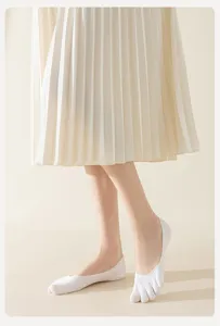 Dettaglio di calzini a cinque dita estivi da donna sottili invisibili bassi in cotone bianco.