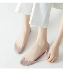 Detailed view of women ice silk low-cut boat socks, breathable mesh and cotton sole.