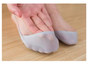 Dettaglio di calzini invisibili in seta di ghiaccio fine, design basso per l'estate.