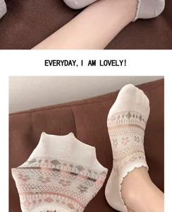 Detailansicht sommerlicher ultradünner Damen-Spitzensocken mit feinen floralen Lochmusterdetails.