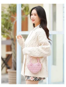 Elegante borsa a tracolla in gelatina rosa a forma di cuore trapuntata da donna