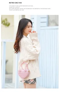 Borsa a tracolla in PVC a forma di cuore rosa trapuntata indossata da una modella