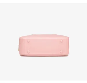 Vista detallada de la base de un bolso Boston de gelatina rosa con cuatro tacos de base