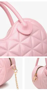 Vista dettagliata della borsa jelly rosa a forma di cuore con motivo trapuntato e catena d'oro.
