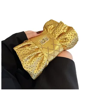 Pochette de soirée dorée en forme de nœud avec des strass brillants pour les fêtes chic