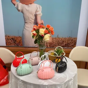 Vue détaillée de mini-sacs à main créatifs en PVC en forme de citrouille, divers coloris.