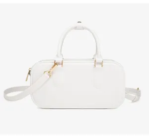 Vista frontal de un bolso Boston de gelatina blanca con elegantes herrajes dorados