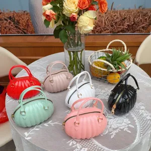 Collection de mini sacs à main en PVC en forme de citrouille sur une table