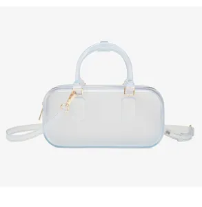 Vista detallada de un bolso Boston de gelatina azul claro transparente con herrajes dorados